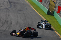 Max Verstappen, Red Bull Racing RB13, devant Lewis Hamilton, Mercedes AMG F1 W08