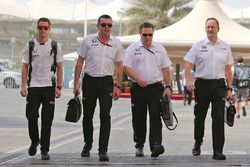 Stoffel Vandoorne, Eric Boullier, Zak Brown y Jonathan Neale