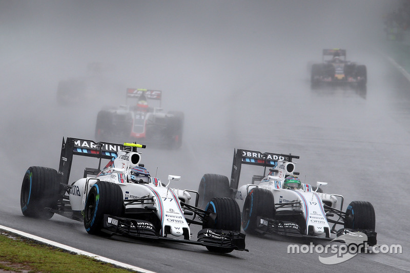 Valtteri Bottas, Williams FW38, en teamgenoot Felipe Massa, Williams FW38, vechten voor positie