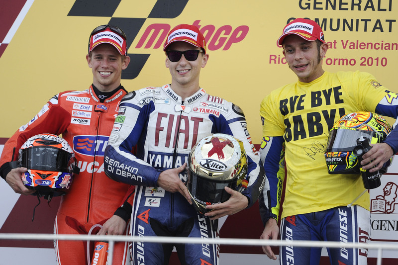 Podio: ganador de la carrera Jorge Lorenzo, Yamaha; segundo lugar Casey Stone, Ducati; tercer lugar 