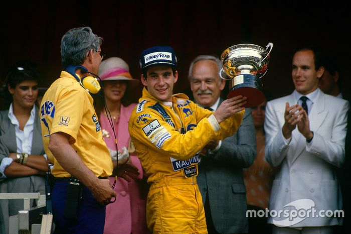 Podio: el ganador Ayrton Senna, Team Lotus con el director de Lotus Peter Warr