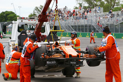 La voiture de Fernando Alonso, McLaren MCL32, prise en charge par les commissaires