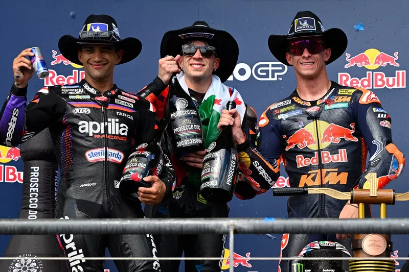 Jorge Martin, Aprilia Racing Team, Pedro Acosta, Red Bull KTM Factory Racing, Marco Bezzecchi, Aprilia Racing