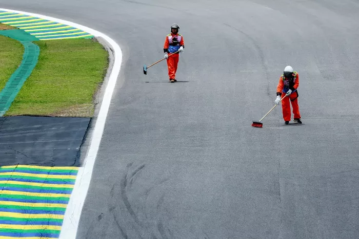  Un comisario atiende la pista