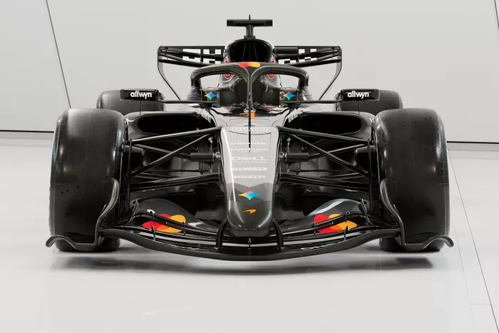 طلاء سيارة McLaren MCL40 في اختبار برشلونة