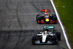 Льюїс Хемілтон, Mercedes AMG F1 W07 випереджає Макса Ферстаппена, Red Bull Racing RB12
