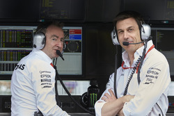Paddy Lowe, Direttore Esecutivo Mercedes AMG F1, Toto Wolff, Azionista e Direttore Esecutivo Mercedes AMG F1