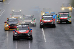 Start van de race, José María López, Citroën World Touring Car Team, Citroën C-Elysée WTCC op kop