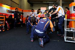 Mecánicos del equipo de Repsol Honda trabajan en la moto de Marc Márquez
