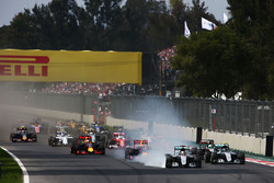 Льюис Хэмилтон, Mercedes AMG F1 W07 Hybrid блокирует колёса в первом повороте