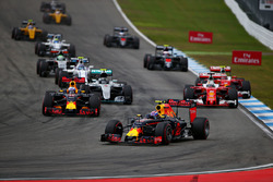 Daniel Ricciardo, Red Bull Racing RB12 en Max Verstappen, Red Bull Racing RB12, bij de start van de