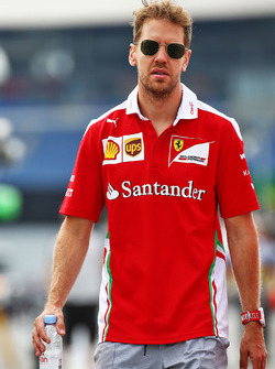 Sebastian Vettel, Ferrari wandelt op het circuit