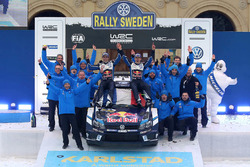I vincitori Sébastien Ogier, Julien Ingrassia, Volkswagen Motorsport con il team