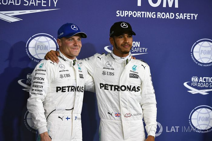 Ganador de la pole Valtteri Bottas, Mercedes AMG F1 y Lewis Hamilton, Mercedes AMG F1 celebran