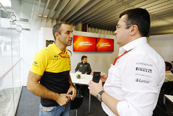 Управляющий директор Renault Sport F1 Сириль Абитбуль, пилот McLaren Фернандо Алонсо и гоночный директор McLaren Эрик Булье