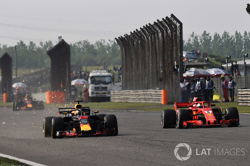 Daniel Ricciardo, Red Bull Racing RB14 et Sebastian Vettel, Ferrari SF71H en lutte