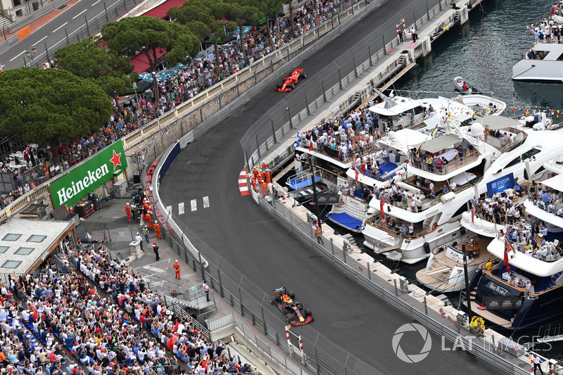Daniel Ricciardo, Red Bull Racing RB14 devant Sebastian Vettel, Ferrari SF71H
