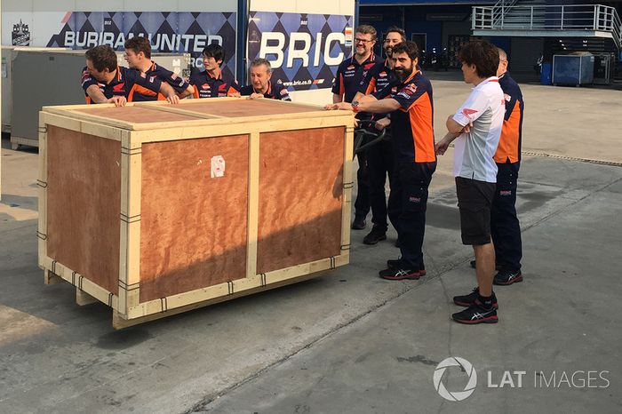 Marc Márquez, Repsol Honda Team recibe un regalo de cumpleaños de parte de su equipo