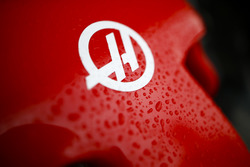 Logo Haas F1 sul naso di una Haas F1 Team VF-18