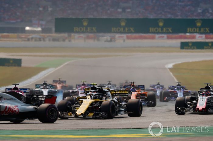 Kevin Magnussen, Haas F1 Team VF-18, delante de Nico Hulkenberg, Renault Sport F1 Team R.S. 18, Romain Grosjean, Haas F1 Team VF-18, Sergio Perez, Force India VJM11, Fernando Alonso, McLaren MCL33 en la salida 