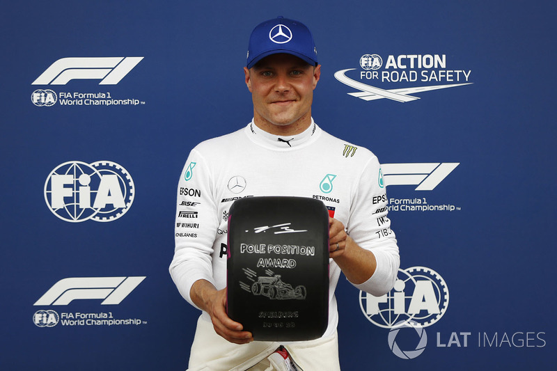 Pole sitter Valtteri Bottas, Mercedes AMG F1, poses with the Pirelli pole position award