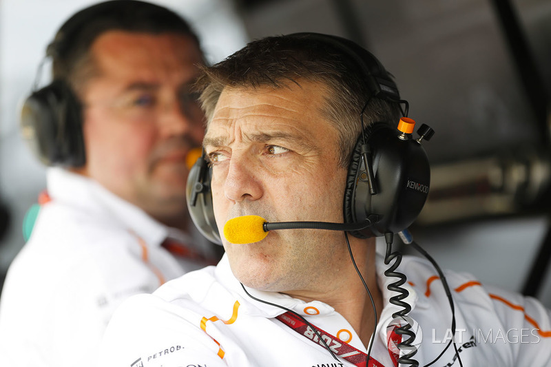 Paul James, Team Manager, McLaren, en la pared del pit