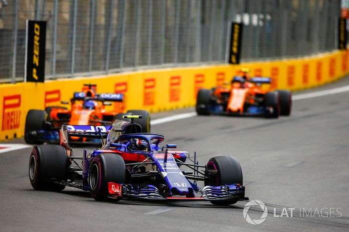 Pierre Gasly, Toro Rosso STR13 Honda, Fernando Alonso, McLaren MCL33 Renault, y Stoffel Vandoorne, McLaren MCL33 Renault