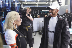 Temporada 2018 F1-azerbaijan-gp-2018-singer-christina-aguilera-in-the-mercedes-garage-with-lewis-hamilton