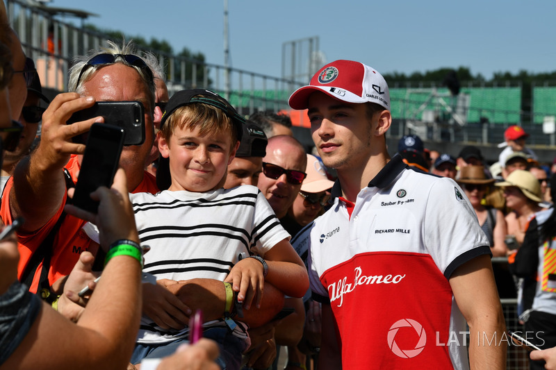 Charles Leclerc, Sauber, con dei tifosi