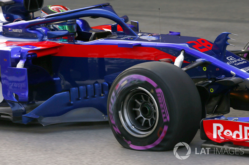Brendon Hartley, Toro Rosso STR13 Honda, regresa a los boxes con una rueda rota y un neumático pinchado