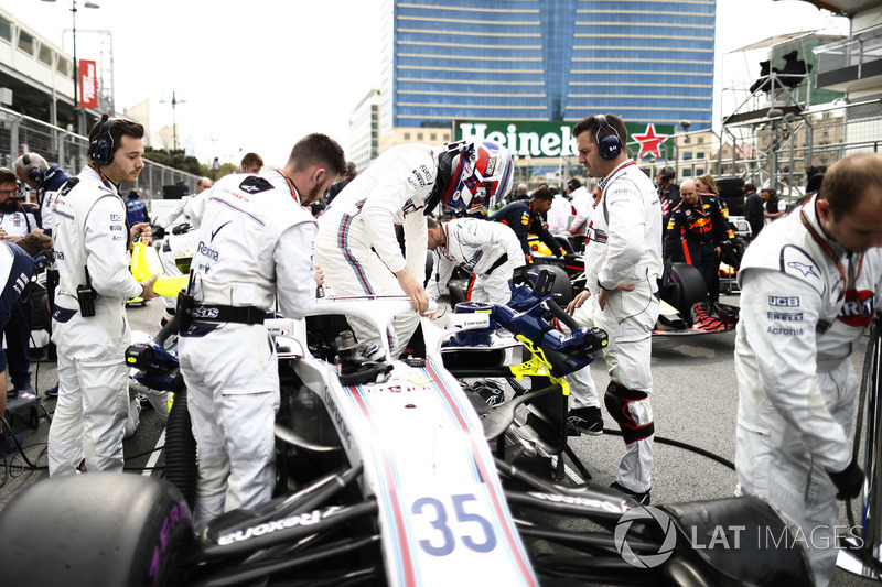 Sergey Sirotkin, Williams Racing, arrives on the grid