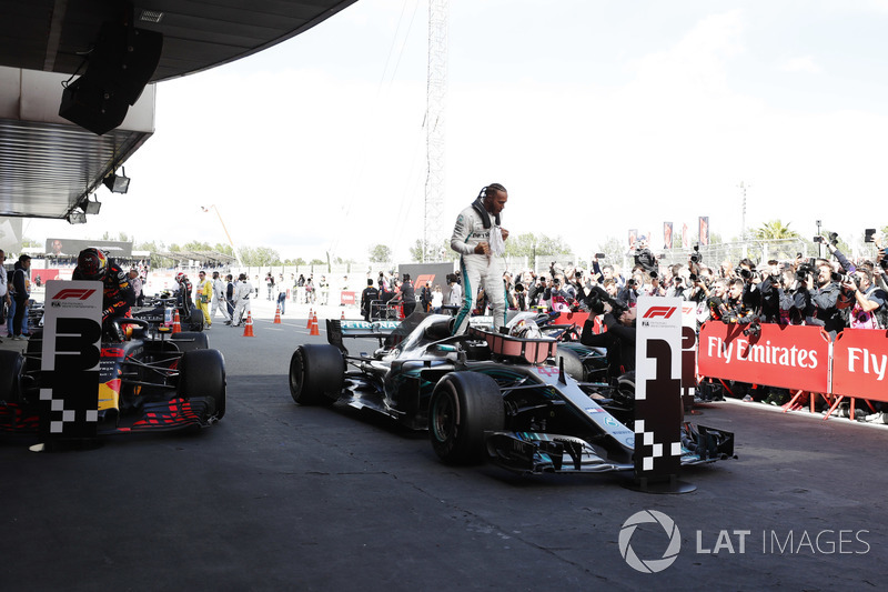 Lewis Hamilton, Mercedes AMG F1 W09, festeggia la vittoria nel parco chiuso