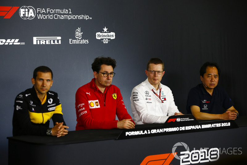 Remi Taffin, Director de Operaciones, Renault Sport F1, Mattia Binotto, Director Técnico, Ferrari, Andy Cowell, Director Ejecutivo, HPP, Mercedes AMG, y Toyoharu Tanabe, Director Técnico de F1, Honda en la Conferencia de Prensa de los Directores de Equipo