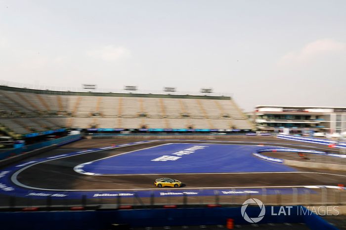 Sébastien Buemi, Renault e.Dams, con su equipo en el pitlane