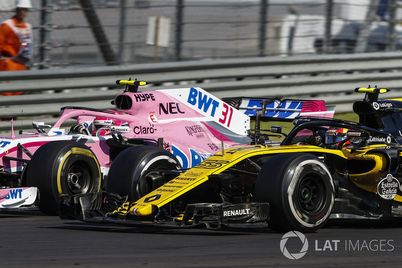 Esteban Ocon, Force India VJM11, lucha con Carlos Sainz Jr., Renault Sport F1 Team R.S. 18