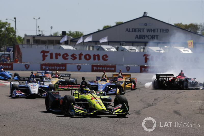 Sébastien Bourdais, Dale Coyne Racing with Vasser-Sullivan Honda takes the lead after Robert Wickens, Schmidt Peterson Motorsports Honda and Alexander Rossi, Andretti Autosport Honda crash in turn one