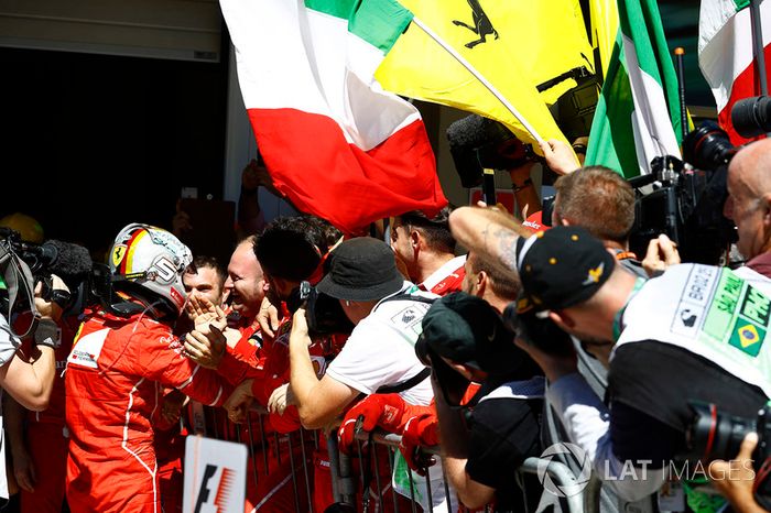 Sebastian Vettel, Ferrari SF70H, celebra con el equipo