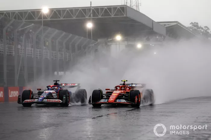 Liam Lawson, RB F1 Team VCARB 01, Carlos Sainz, Ferrari SF-24