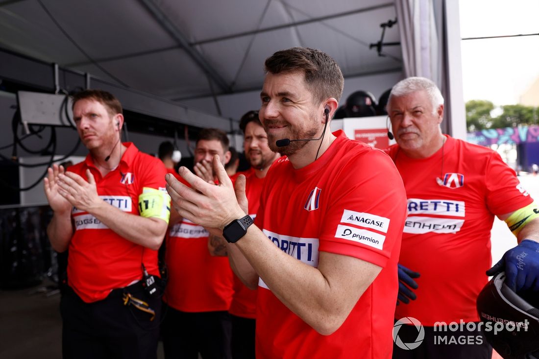 Miembros del equipo Andretti Fórmula E celebran en el garaje