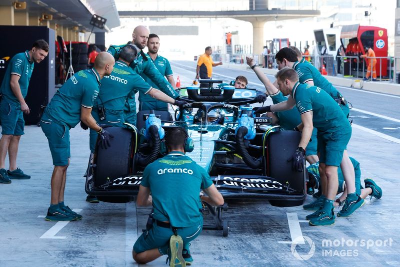 Los mecánicos empujan a Felipe Drugovich, Aston Martin AMR24