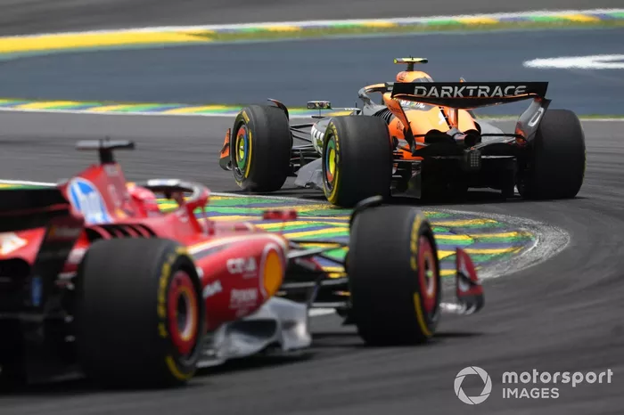 Lando Norris, McLaren MCL38, Charles Leclerc, Ferrari SF-24 