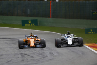Lance Stroll, Williams FW41, battles with Stoffel Vandoorne, McLaren MCL33