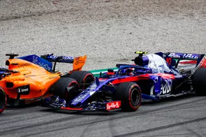 Fernando Alonso, McLaren MCL33, et Pierre Gasly, Toro Rosso STR13, roue dans roue