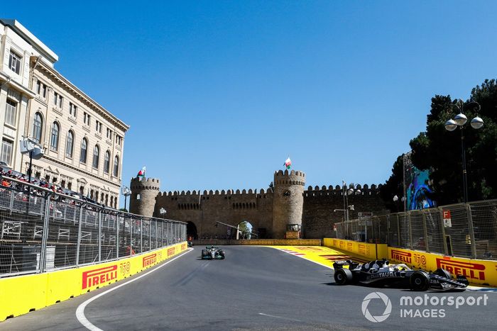 Pierre Gasly, AlphaTauri AT03, Lewis Hamilton, Mercedes W13