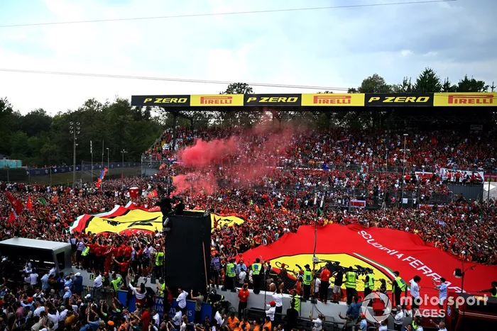 Los Tifosi muestran su apoyo durante la ceremonia del podio