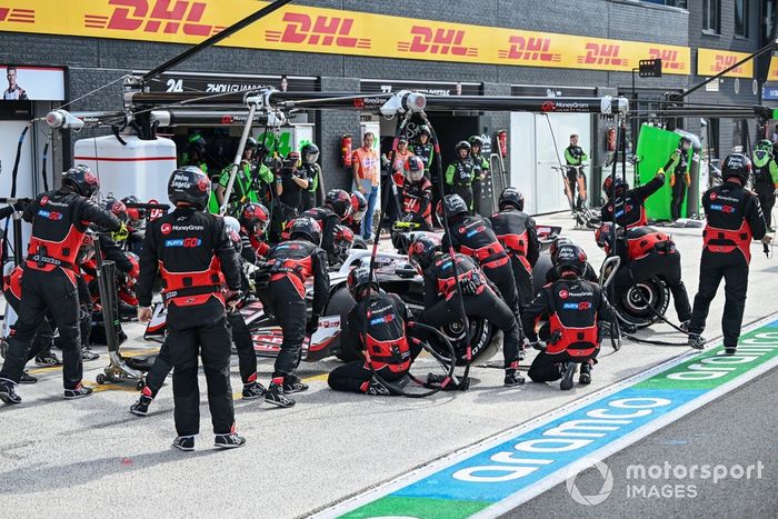 Nico Hulkenberg, Haas VF-24, en el pit lane para una parada en boxes