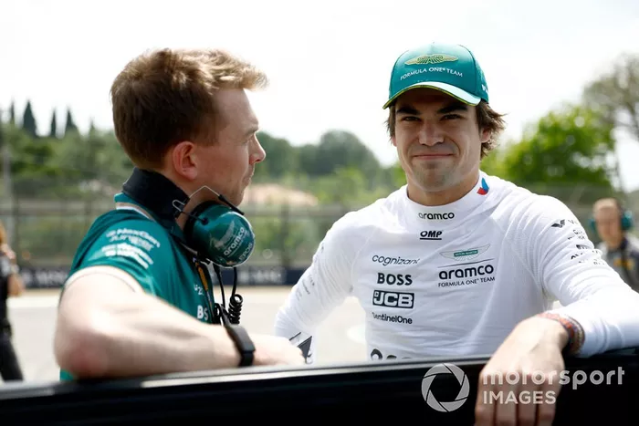 Lance Stroll, Aston Martin F1 Team, con su ingeniero en la parrilla de salida