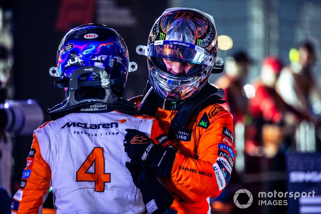 Lando Norris, McLaren F1 Team, 1ª posición, y Oscar Piastri, McLaren F1 Team, 3ª posición, se felicitan mutuamente en Parc Ferme.