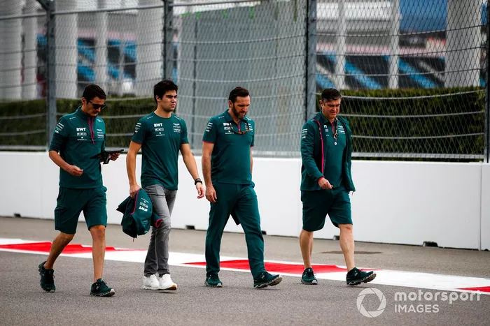 Lance Stroll, Aston Martin, camina la pista