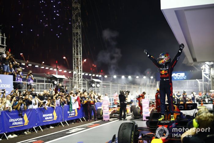 Los fuegos artificiales iluminan el cielo mientras Sergio Pérez, de Red Bull Racing, celebra su primera posición en el Parc Ferme